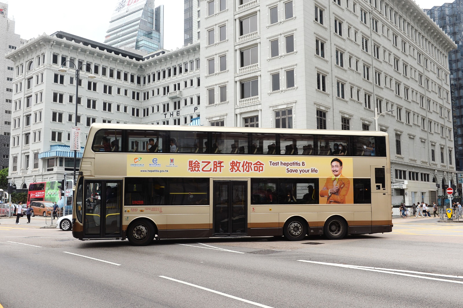 以「验乙肝　救你命」为主题的巴士车身广告